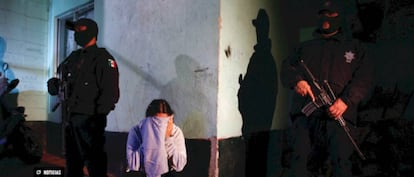 Una mujer sometida por policías en México.