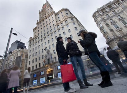 El edificio de Telefónica fue construido entre 1925 y 1929 según un proyecto de Ignacio Cárdenas y Lewis S. Weeks.