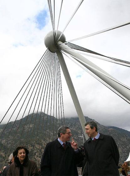 El alcalde de Madrid, Alberto Ruiz-Gallardón, junto al jefe de Gobierno del Principado de Andorra, Albert Pintat, durante la inauguración del puente.