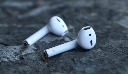 Apple AirPods de color blanco