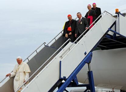 El Papa desciende del avión en Australia. Tras él, el secretario de Estado vaticano, Tarcisio Bertone.