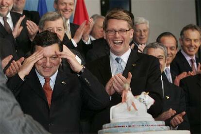 El presidente de la Comisión, Jose Manuel Durão Barroso, recibe una tarta por su 50º cumpleaños.