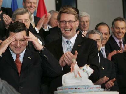 El presidente de la Comisión, Jose Manuel Durão Barroso, recibe una tarta por su 50º cumpleaños.
