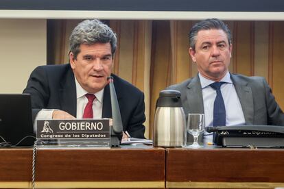 El ministro de Inclusión, Seguridad Social y Migraciones, José Luis Escrivá (i), y el vicepresidente Segundo de la Comisión de Seguimiento y Evaluación de los Acuerdos del Pacto de Toledo, Miguel Ángel Jerez Juan, Ricardo Rubio / Europa Press. 15/03/2023