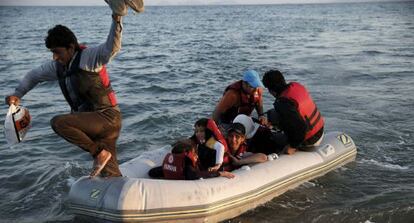 Un grupo de refugiados alcanza la costa de Kos (Grecia).