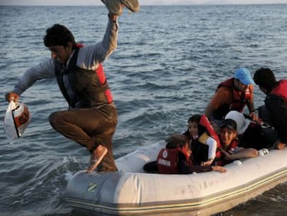 Un grupo de refugiados alcanza la costa de Kos (Grecia).
