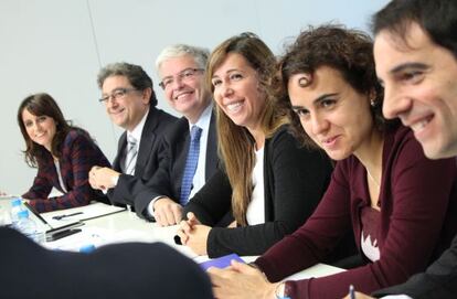 Un momento de la reunión de la dirección del PP liderada por Sánchez-Camacho, tercera por la derecha.