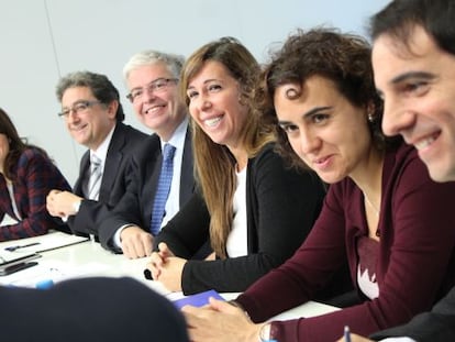 Un momento de la reunión de la dirección del PP liderada por Sánchez-Camacho, tercera por la derecha.