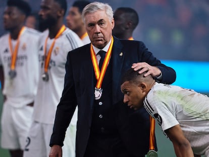 Ancelotti, junto a Mbappé, tras perder la final de la Supercopa ante el Barcelona.