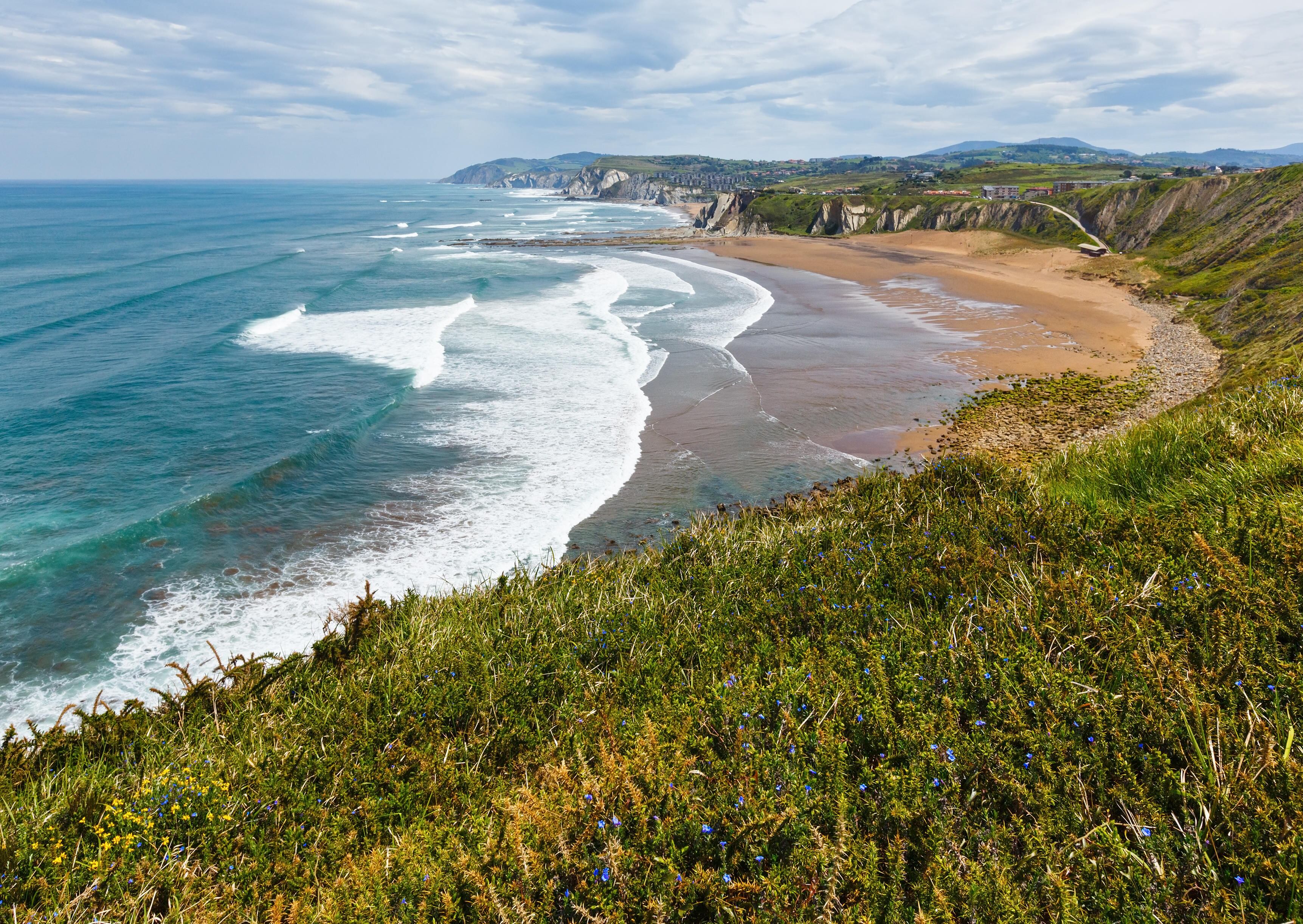 La costa de Getxo (Bizkaia) incluye playas encajadas entre poderosos acantilados.