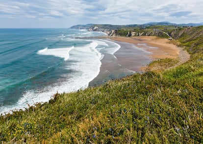 La costa de Getxo (Bizkaia) incluye playas encajadas entre poderosos acantilados.


