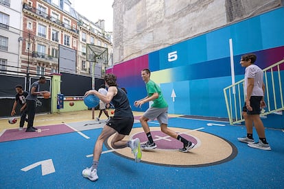 Jóvenes juegan en el Terrain Duperré durante los Juegos Olímpicos de 2024.