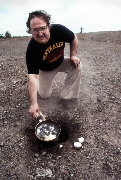 En esta imagen tomada en 1982 un vecino de Centralia demuestra cómo se puede freír un huevo con el intenso calor que sale del suelo.