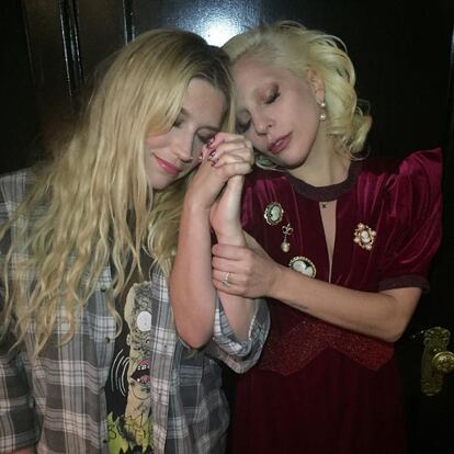 Kesha con Lady Gaga, una de las artistas que m&aacute;s le est&aacute; apoyando.