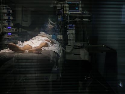 A health worker treats a patient in the intensive care unit of Nuestra Señora de La Candelaria hospital in Tenerife.