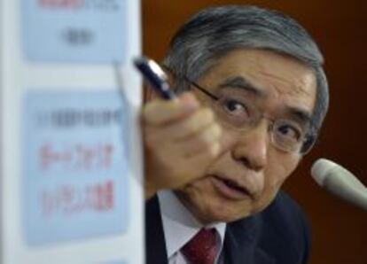 El nuevo gobernador del Banco de Jap&oacute;n (BOJ), Haruhiko Kuroda, en su primera rueda de prensa en la sede del banco central, en Tokio, Jap&oacute;n, el 4 de abril de 2013.