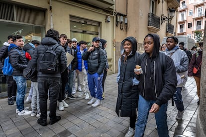 Jóvenes italianos de 18 años, que pasaban una temporada en Valencia para estudiar español, observan a otras estudiantes extranjeros, en el centro de la ciudad.