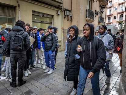 Jóvenes italianos de 18 años, que pasaban una temporada en Valencia para estudiar español, observan a otras estudiantes extranjeros, en el centro de la ciudad.