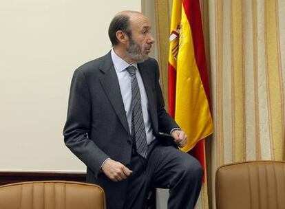 El ministro del Interior, durante un descanso en su comparecencia en el Congreso.