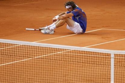 Mónaco se lamenta, tendido sobre la arena, en el duelo ante Nadal.