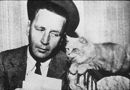 Jim Thompson (1906-1977), con su gato 'Deadline', en una imagen de la biografía escrita por Robert Polito.