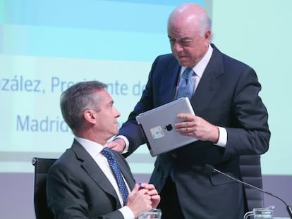 Francisco Gonzalez, presidente del BBVA (de pie), y &Aacute;ngel Cano, consejero delegado. 