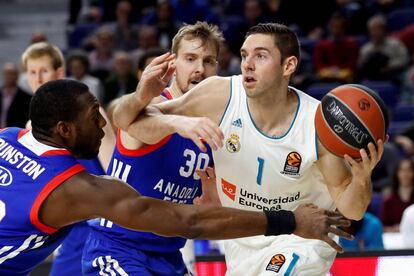 Causeur busca el pase ante los defensores del Efes