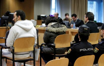 La acusada, María Dolores Martín Pozo, en el centro de la imagen, durante el juicio.