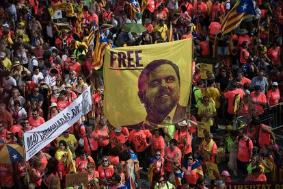 Pancarta com a imagem de Oriol Junqueras, preso por ser um dos políticos que declarou ilegalmente a independência da Catalunha, é levada por manifestantes antes da manifestação separatista em Barcelona.