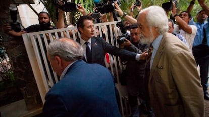 Los senadores Dionisio Garc&iacute;a Carnero y Jos&eacute; Maldonado entran a la residencia del alcalde de Caracas Antonio Ledezma el pasado martes. 