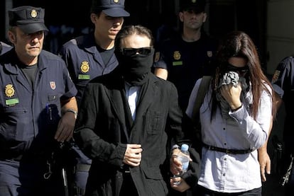 Francisco Javier Delgado y su novia, María García, salen de los juzgados en Sevilla.-