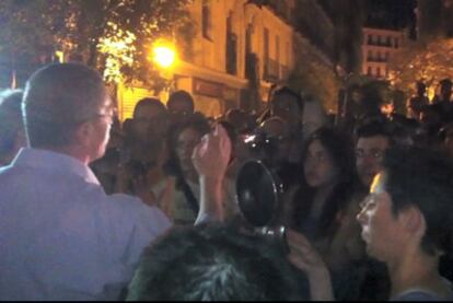 Imagen de vídeo que muestra al alcalde dirigiéndose a los manifestantes.
