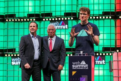 Desde la izquierda, el alcalde de Lisboa, Fernando Medina; el primer ministro de Portugal, António Costa, y el director de la feria, Paddy Cosgrave.