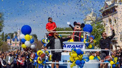 Cooper Kupp (i, arriba), Aaron Donald (centro abajo) y Matthew Stafford (derecha abajo) celebran el título en Disney.