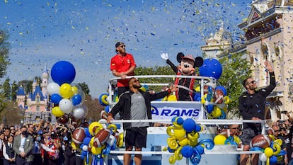 Cooper Kupp (i, arriba), Aaron Donald (centro abajo) y Matthew Stafford (derecha abajo) celebran el título en Disney.