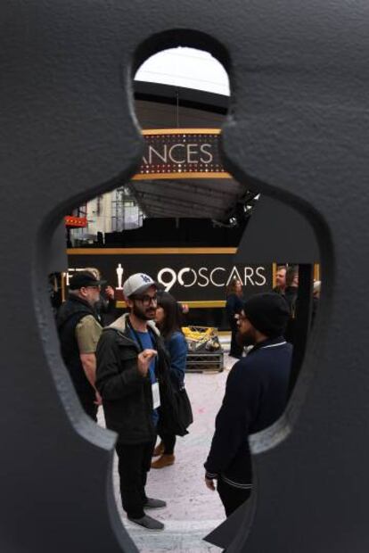 Trabalhadores preparam a cerimônia do Oscar nos arredores do Dolby Theatre (Los Angeles).