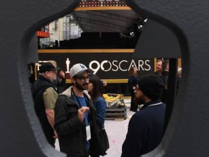 Trabalhadores preparam a cerimônia do Oscar nos arredores do Dolby Theatre (Los Angeles).