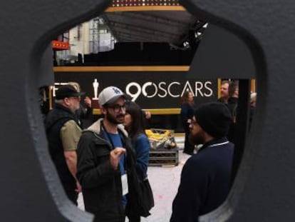 Trabalhadores preparam a cerimônia do Oscar nos arredores do Dolby Theatre (Los Angeles).