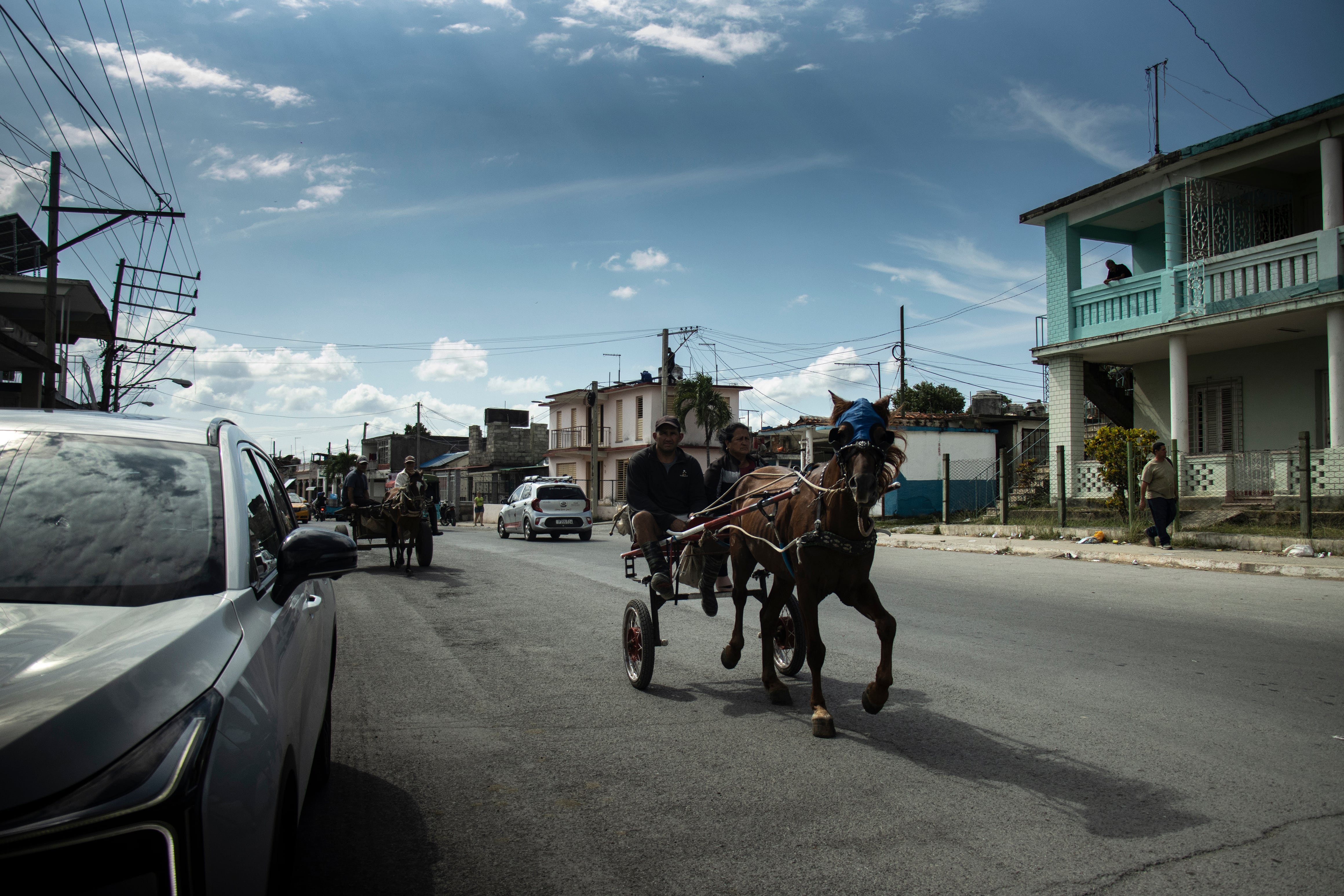 Personas se transportan en caballo en Pinar del Río, Cuba, 2026.