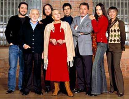 De izquierda a derecha, Alfonso Lara, Pedro Peña, Natalia Millán, Lola Herrera, Víctor Mosqueira, Jaime Blanch, Beatriz Rico y Rocío Calvo, parte del reparto de <b></b><i>Un paso adelante.</i>