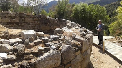 Dimitris Sarris, pensativo ante la que se cree que es la tumba de Arist&oacute;teles en la vieja Estagira, junto a la moderna Olympiada. 