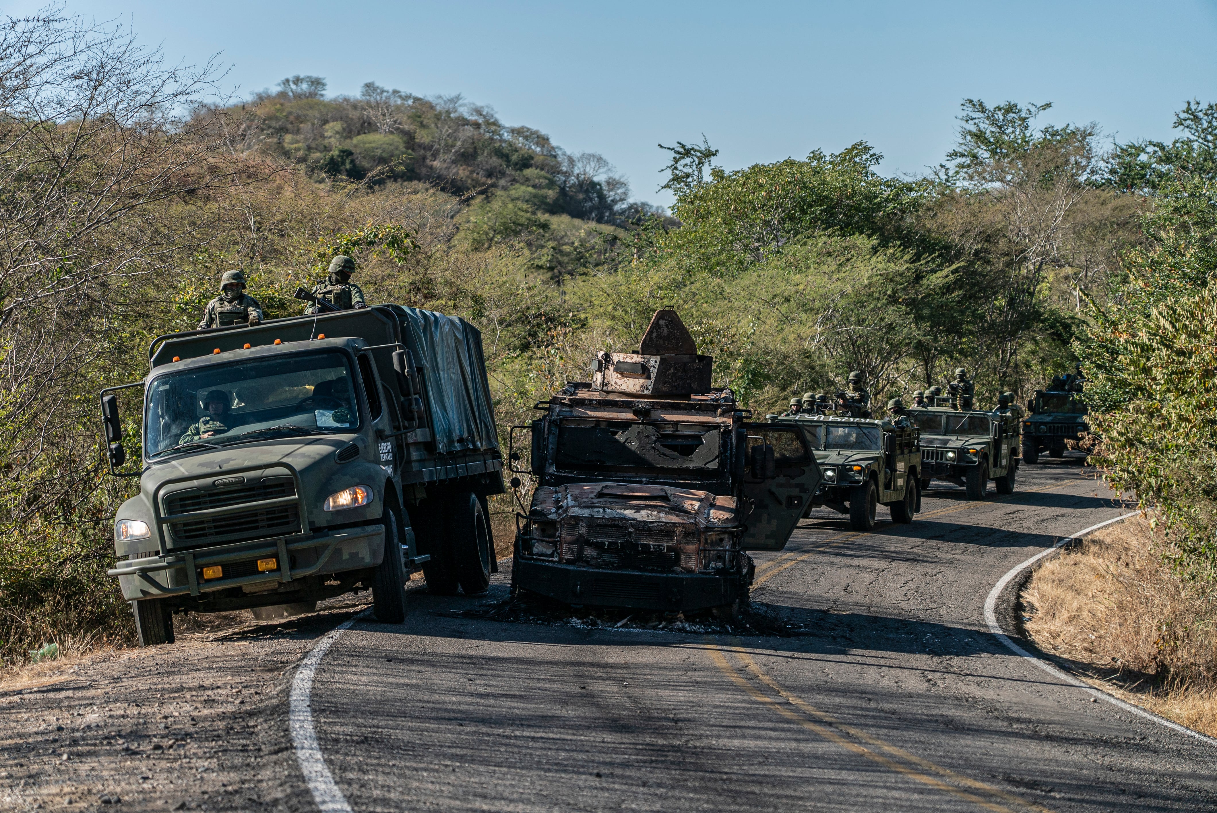 Un camión militar quemado en la carretera cerca de donde fue detenido Ovidio Guzmán en Culiacán, el 7 de enero de 2022.