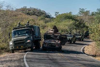 Un convoy militar rodea un vehículo quemado durante el segundo "culiacanazo", en enero de 2022.