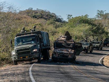 Un convoy militar rodea un vehículo quemado durante el segundo "culiacanazo", en enero de 2022.