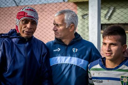 El entrenador Oderigo, en el centro, con dos de sus jugadores.