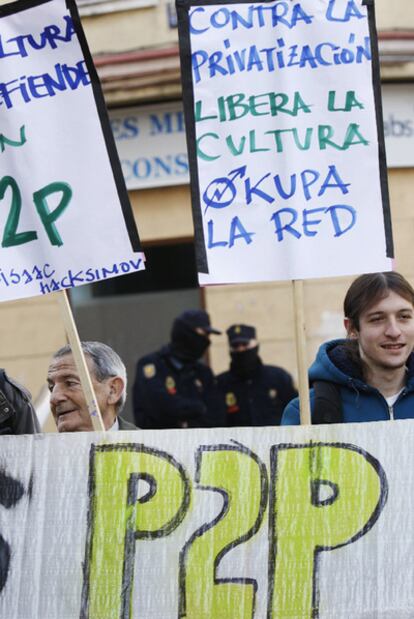 Manifestación a favor de las descargas ante la sede del PSOE.