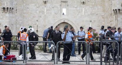 Desplegament policial a la porta de Damasc de Jerusalem després de l'atac.