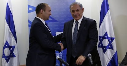 Benjamin Netanyahu saluda a su aliado Neftal&iacute; Bennett. 