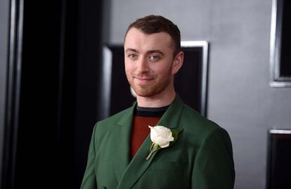 Sam Smith se atrevió con el color con un traje verde de Cerruti 1881.