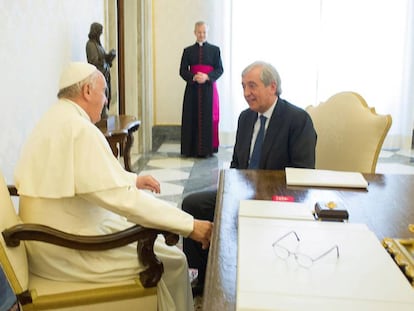 O papa Francisco conversa em abril de 2016 com Liberto Milone, então auditor gerall do Vaticano.